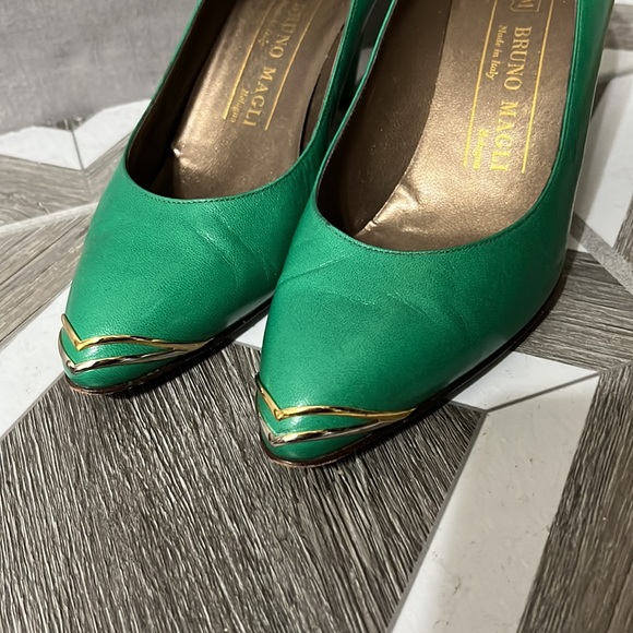 ⭐️Bruno Magli Green Leather With Gold Accent Heels Sz-6 B - Picture 3 of 10